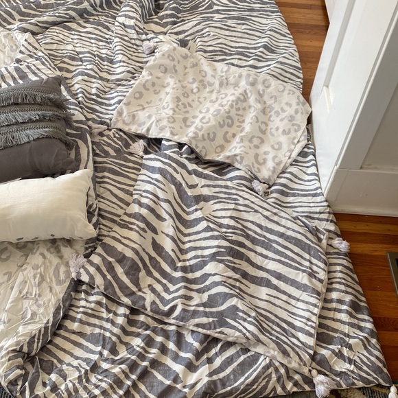 OpalHouse Full/Queen comforter set reversible. - Picture 5 of 5